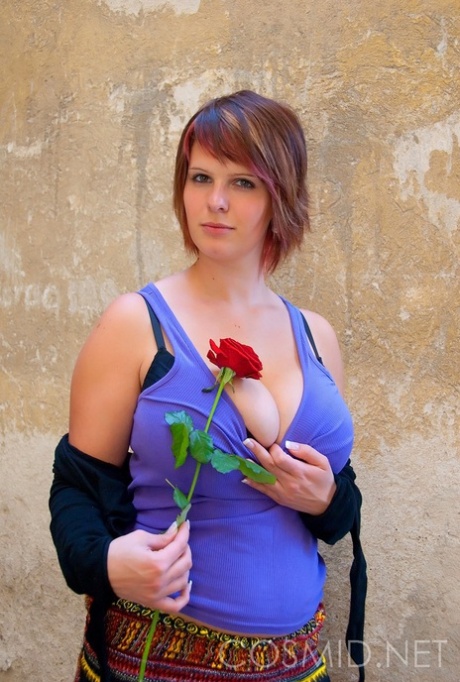 chubby cleavage erotic image