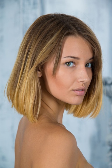 joli visage libre nu collection