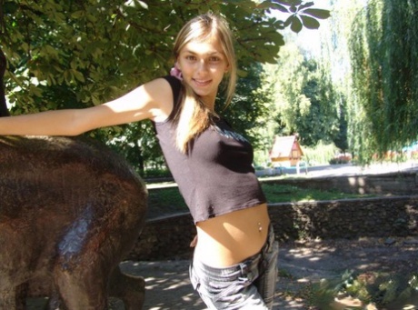 giovane allaperto piuttosto pornografico archivio