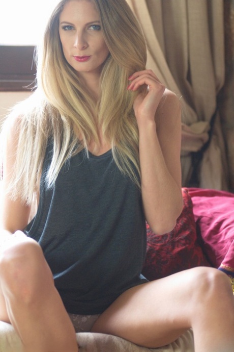 Rebecca Leah nice pornstar image