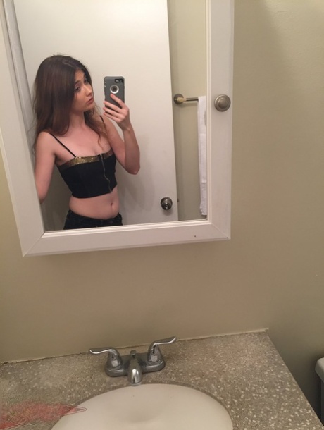 amateur teen selfie naked gallery