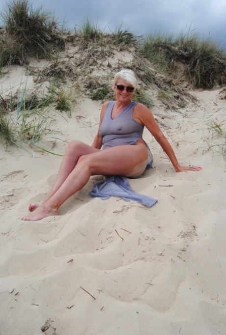 beach milf sexy nude pictures