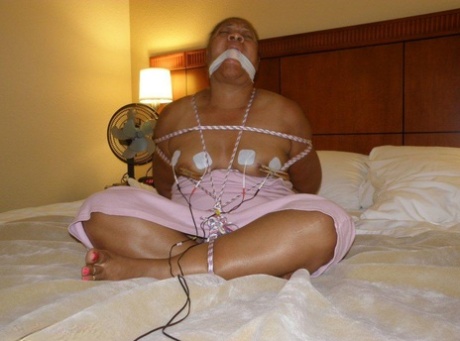 黑色 bdsm 裸體 影像