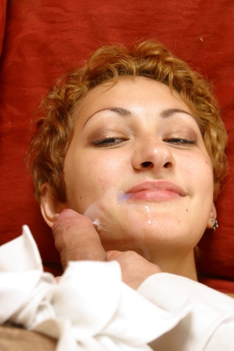 eiaculazione con capelli corti pornografico erotico immagine