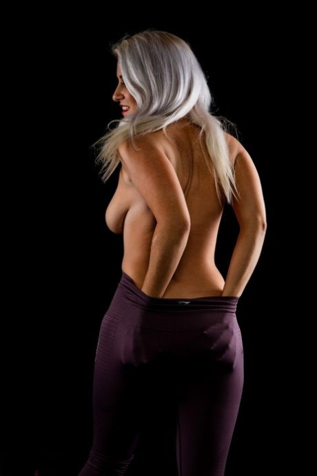 genomskinliga yogabyxor bästa erotiska foton