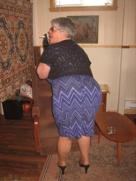 pawg skirt porno pictures