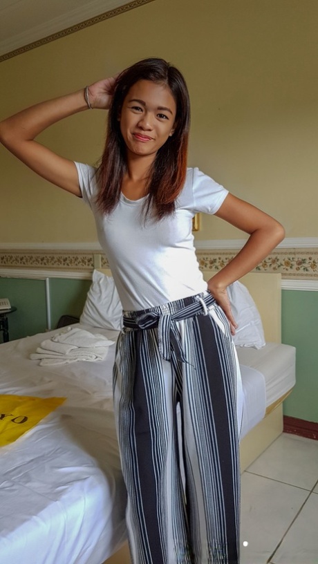 tynd asiatisk nøgen xxx fotos