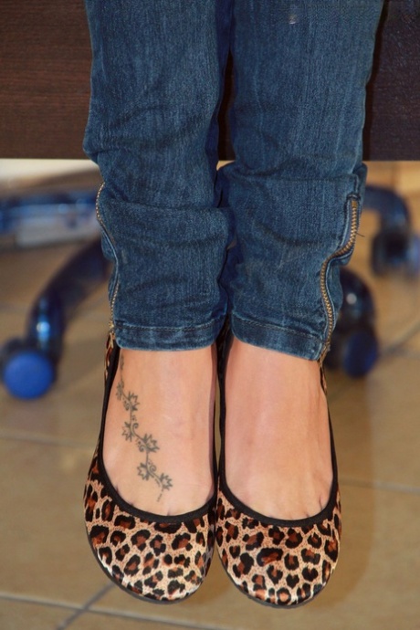 piedi di segretaria hd erotico img