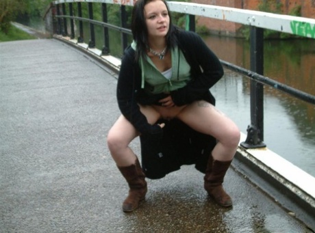 women peeing hot nude pic