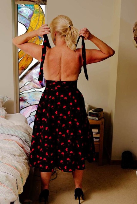 granny undressing free sexy pictures
