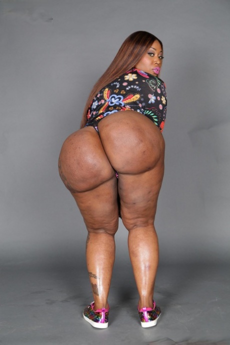 Victoria Cakes pornographic model photos