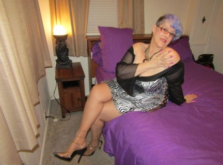 granny high heels nude photo