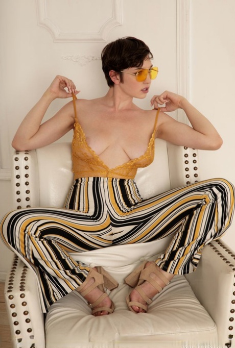 cheveux courts gros seins nue en haute qualité photos
