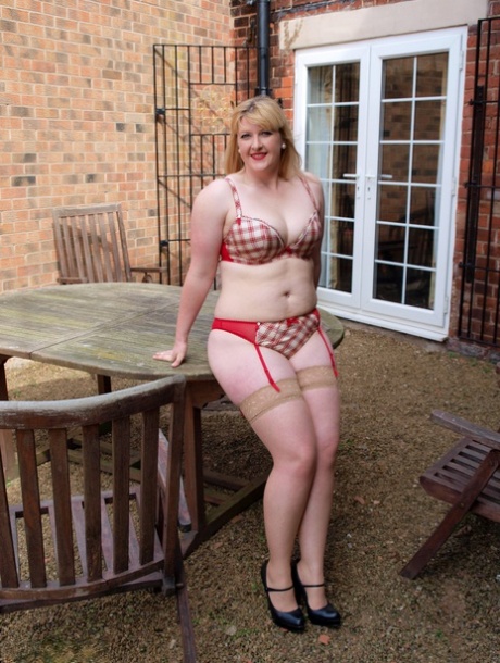 thick thighs milf free naked gallery