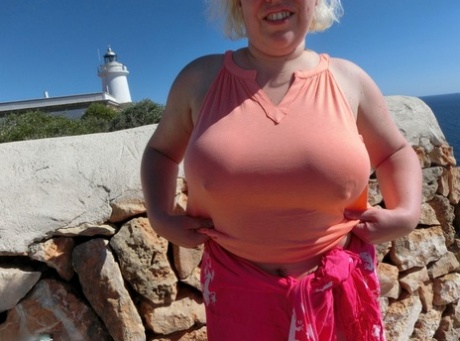 chubby cleavage free porn img