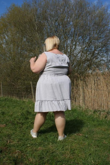 stora vackra kvinnor utomhus topp het bilder