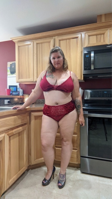 mature kitchen beautiful naked pictures