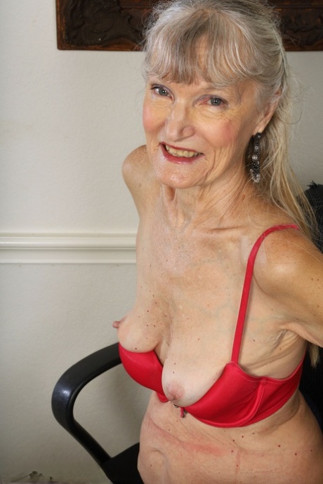 tette cadenti della nonna molto caldo immagine