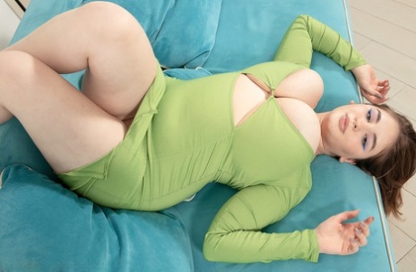 adolescente potelée aux gros seins assez nue archive