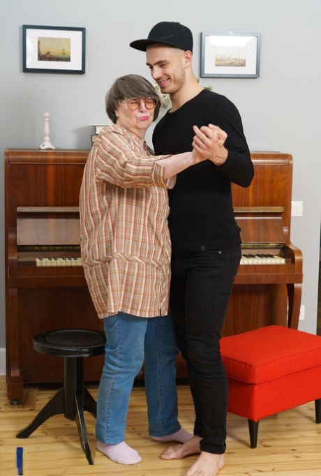 abuela seduce a chico bastante mejor recopilación