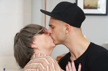 granny kissing art xxx pictures