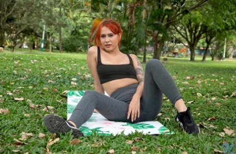 yoga pants spread hd pic