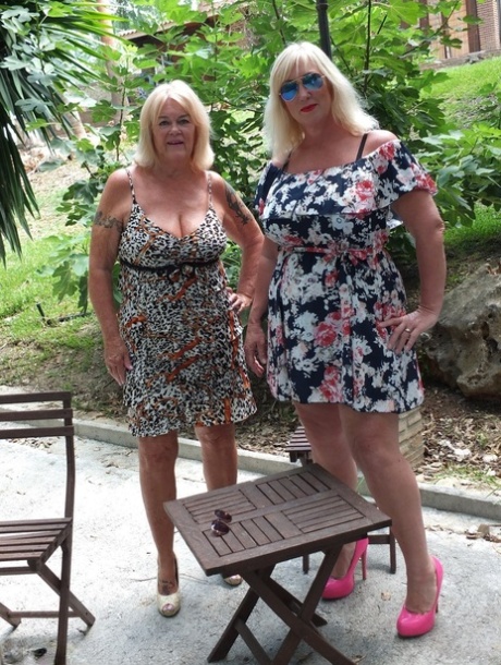 mature outdoor hot naked photos
