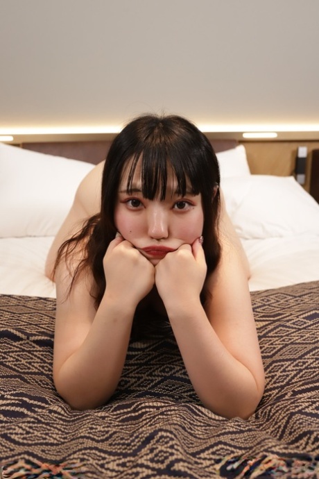曲线玲珑的亚洲人 自由裸體 圖片