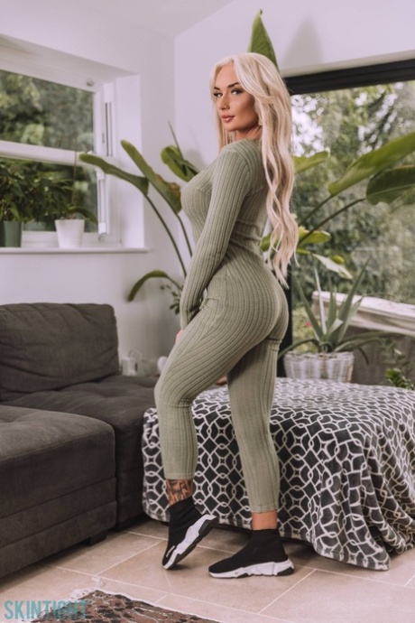 blonde yoga pants exclusive pic