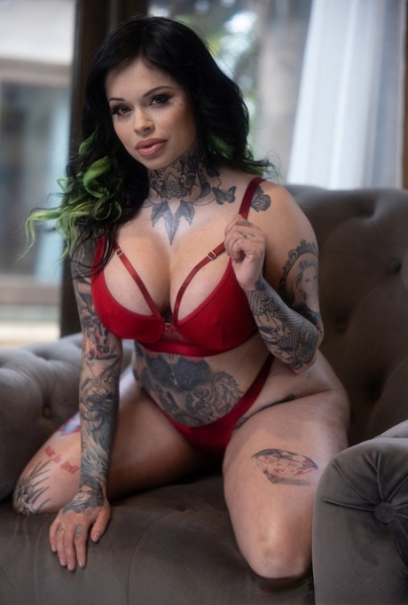 thick latina milf free nude picture