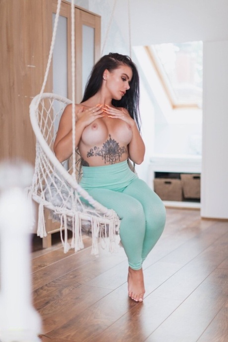 tatouage gros seins xxx haute qualité image