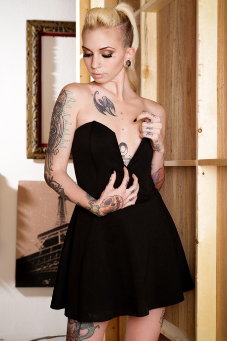 Sierra Cure model art photo