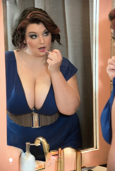 chubby cleavage beautiful naked photo