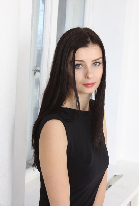 Helena Black art model img