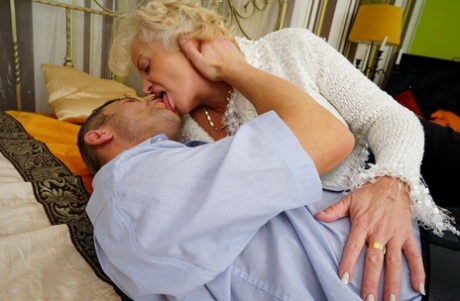 abuela besándose caliente galería
