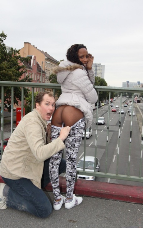 ado maigre aux gros seins nu sympa images