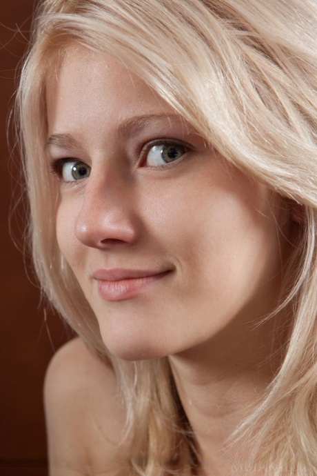 adolescente blonde nu érotique galerie