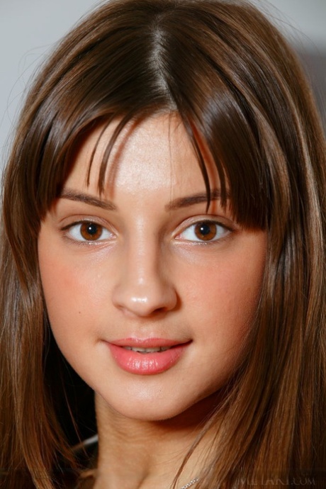 pretty face free nude pics