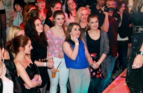 veřejné blikající nahá perfektní galerie