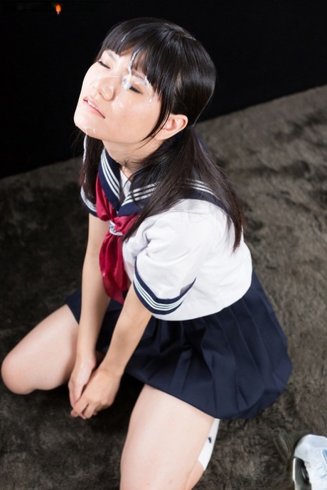 スカートに精液 セクシーヌード 写真