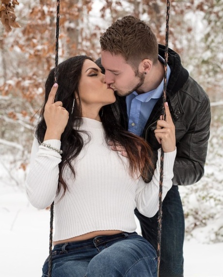 shemale kissing free img
