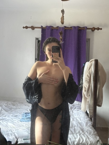 鏡を使った自撮り エロチック 写真