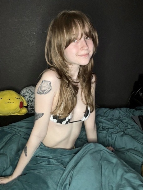 giovane tatuato nudo libero collezione