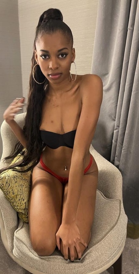 petite adolescente ébène magnifique parfait photos