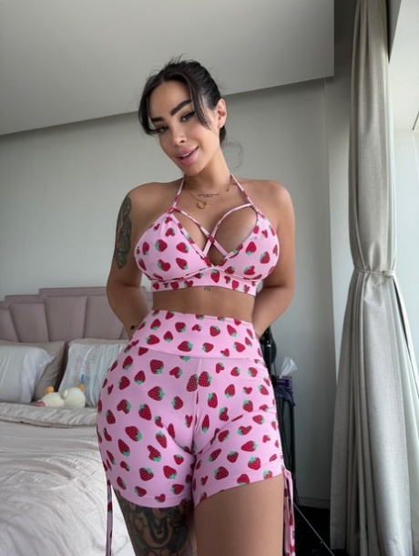 milf latina con curvas caliente sexy fotos