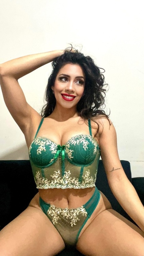 latina formosa sopra nudo fotografie