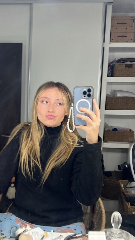 mirror selfie free porn gallery