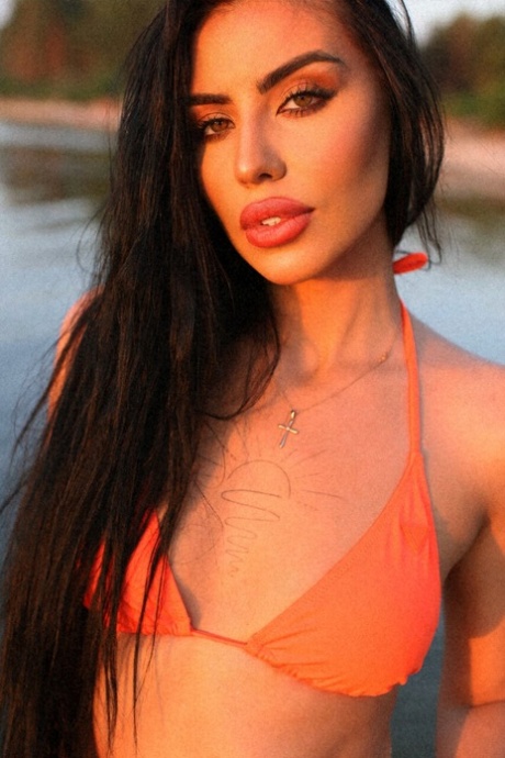 fake lips free nude pictures
