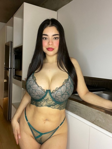 curvy brunette free porn picture
