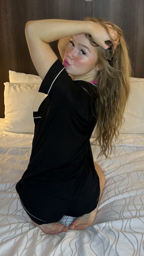 blonde pawg nude pics